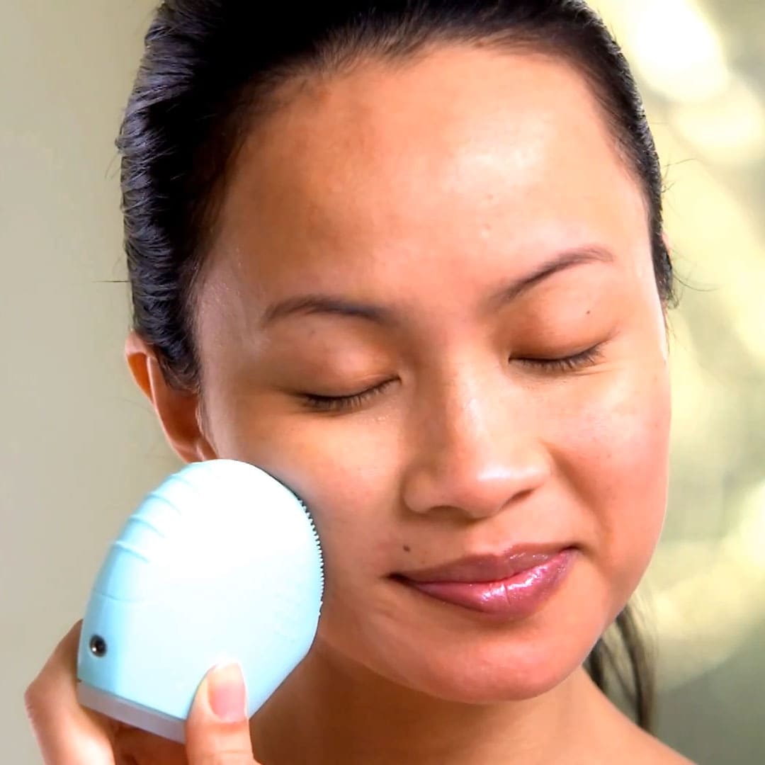 Donna si massaggia il viso con SONIC FACIAL CLEANSER